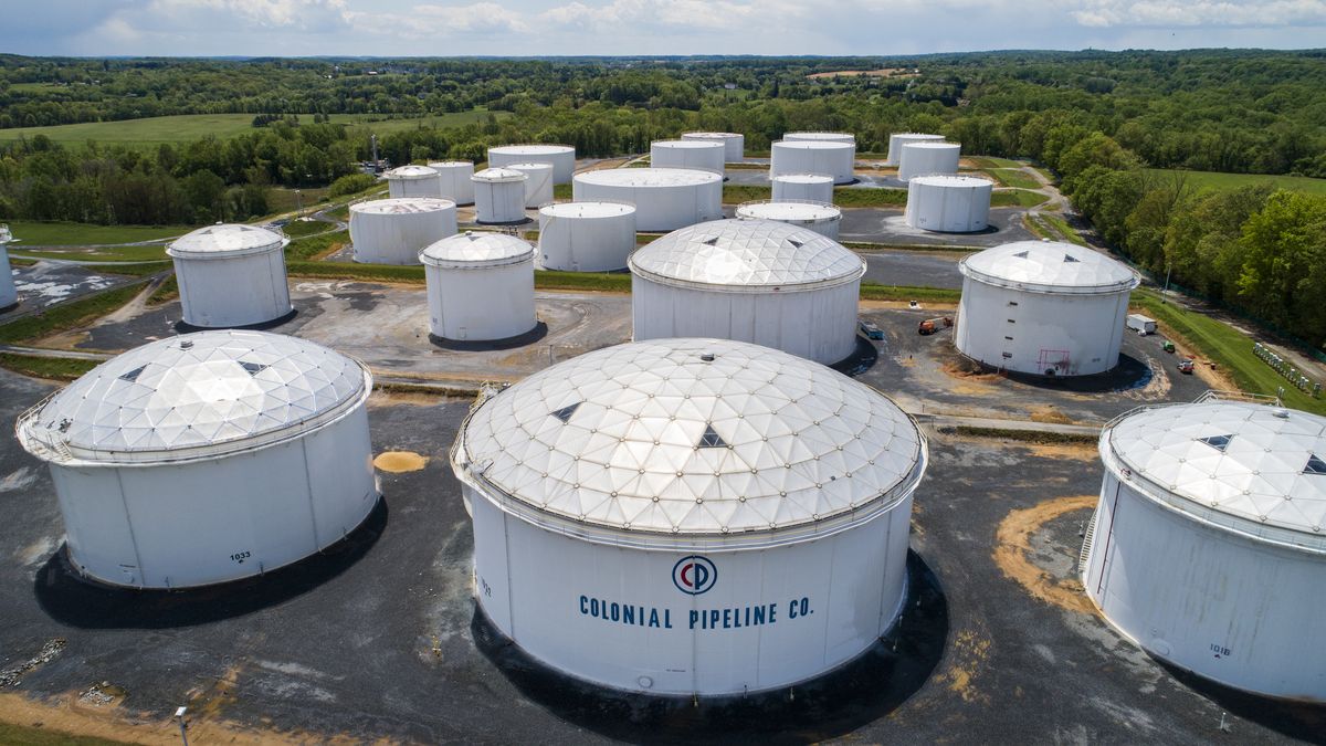 epa09186065 An image made with a drone shows fuel tanks at a Colonial Pipeline breakout station in Woodbine, Maryland, USA, 08 May 2021. A cyberattack forced the shutdown of 5,500 miles of Colonial Pipeline's sprawling interstate system, which carries gasoline and jet fuel from Texas to New York.  EPA/JIM LO SCALZO Dostawca: PAP/EPA.