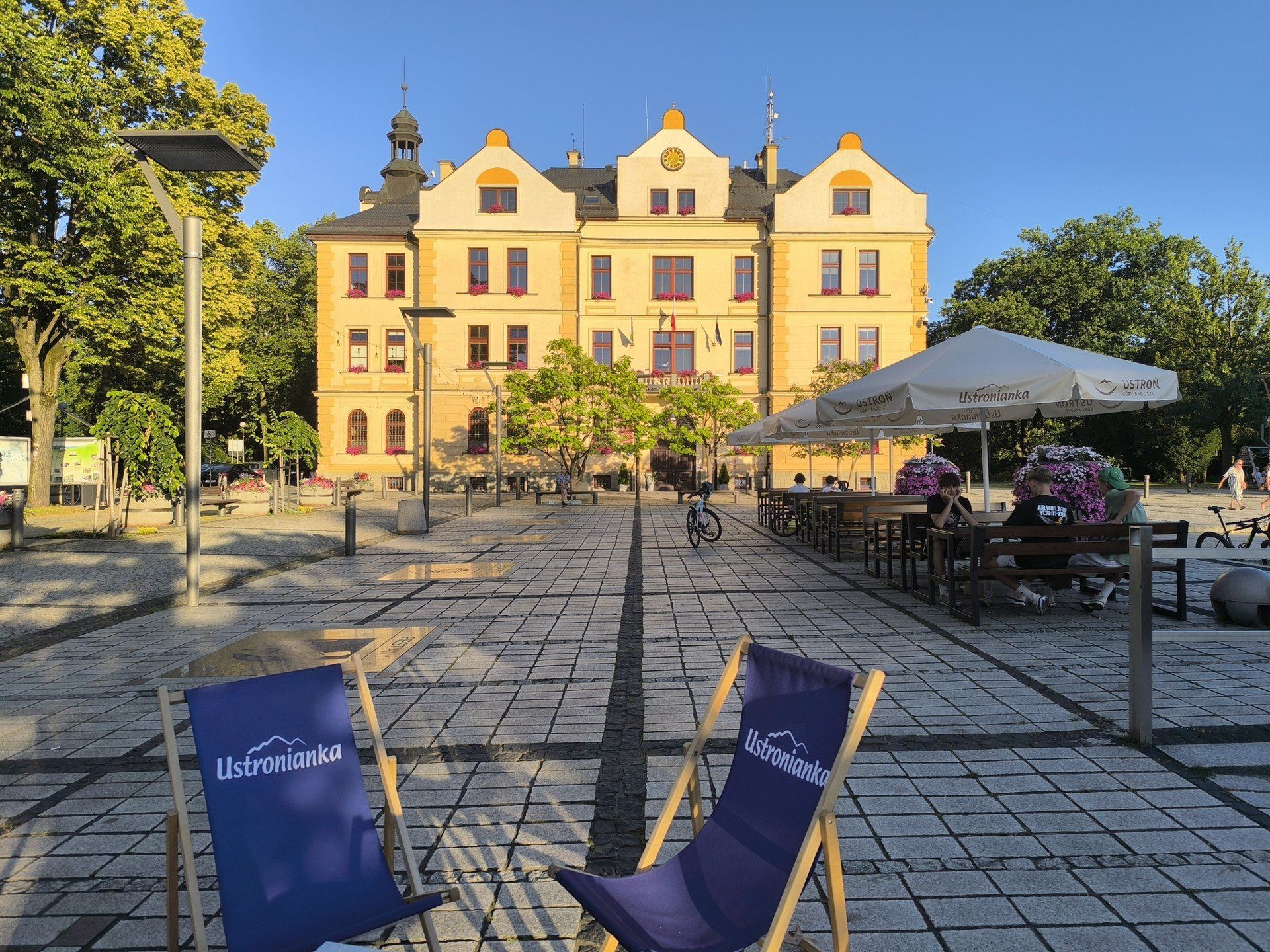 Historyczny budynek ratusza w centrum Ustronia.