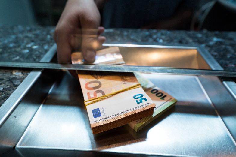 Bułgarzy i Chorwaci już w 2023 r. będą mogli płacić i zarabiać w euro. 