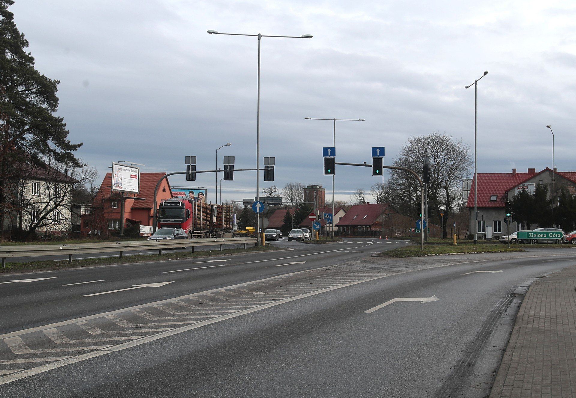 Inwestycja obejmuję budowę odcinka S10 o długości 4,4 km omijającego od północy szczecińskie osiedle Płonia. Trasa pozwoli na wyprowadzenie tranzytu z obszaru zabudowanego na terenie miasta Szczecin, na którym jest szereg skrzyżowań i przejść dla pieszych
