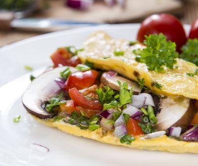 Omlet na słono - przepis na idealne śniadanie