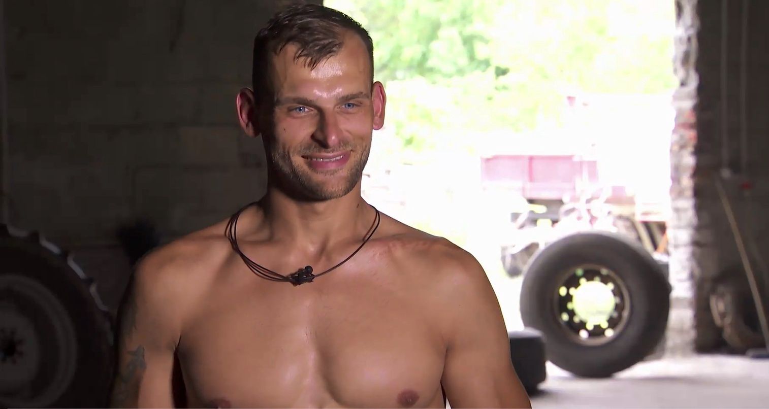 Adam z "Rolnik szuka żony" miał okazje, by pochwalić się tężyzną fizyczną na gospodarstwie Magdy