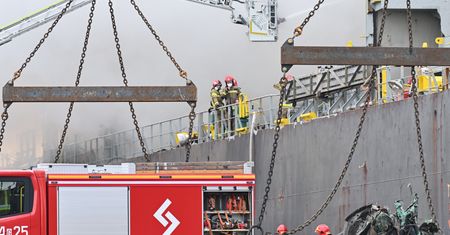 100 strażaków w akcji. Trudny pożar w gdańskim porcie