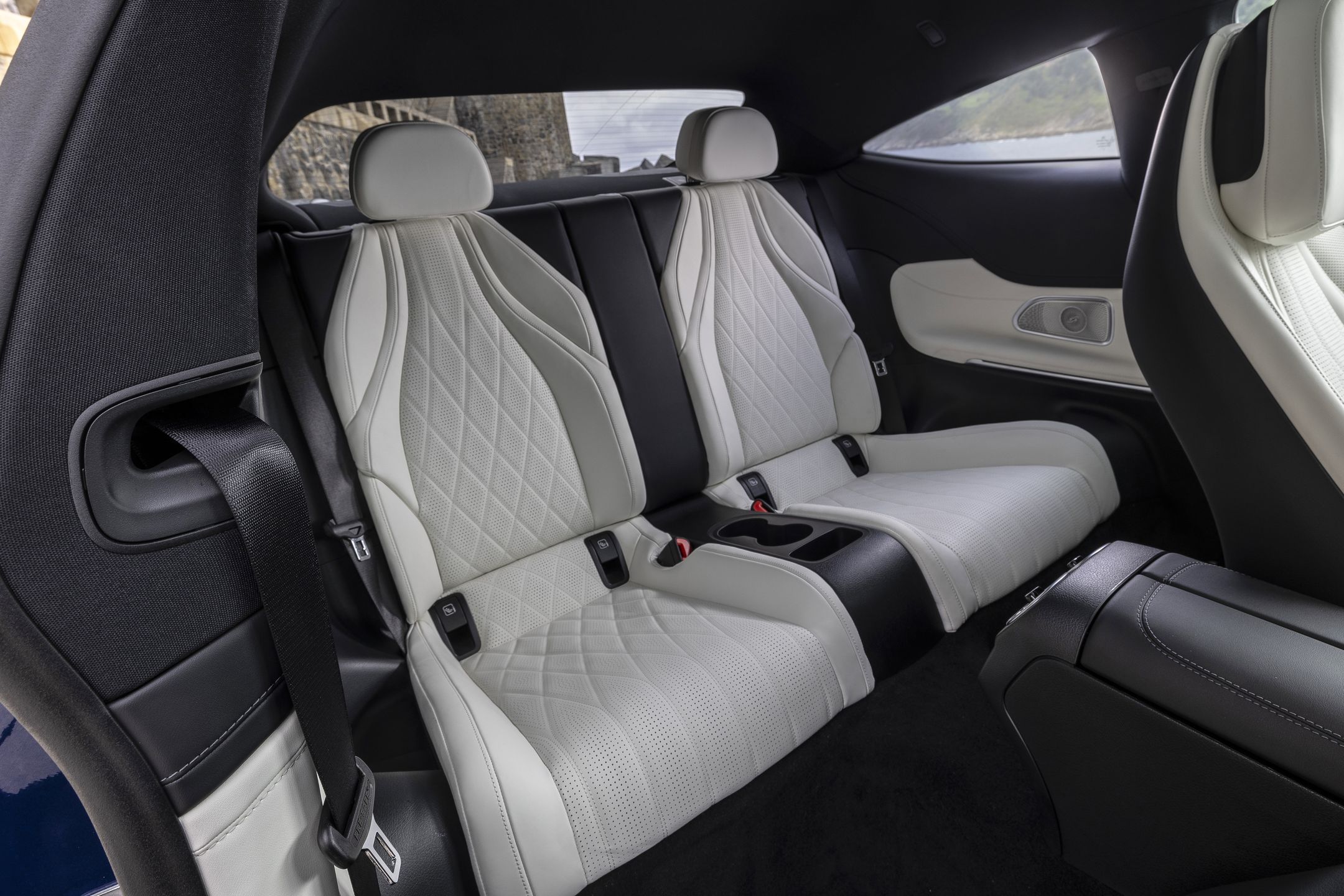 Z tyłu zamiast kanapy mamy dwa fotele. Miejsca na nogi nie brakuje, na przestrzeń nad głową wysocy mogą narzekać