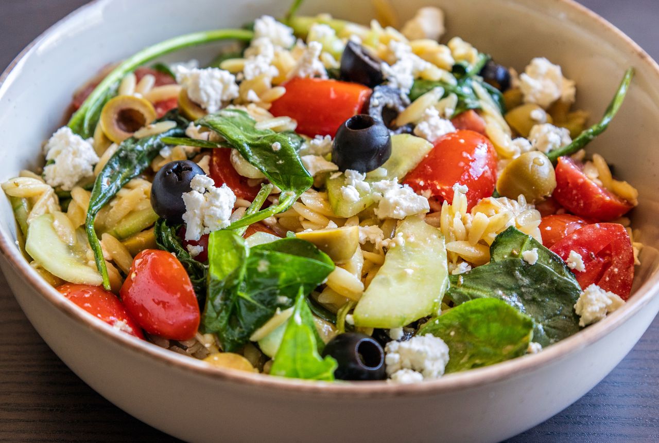 Kiedy stawiam na stolę tę sałatkę, wszyscy się uśmiechają. Jest hitem każdego spotkania rodzinnego