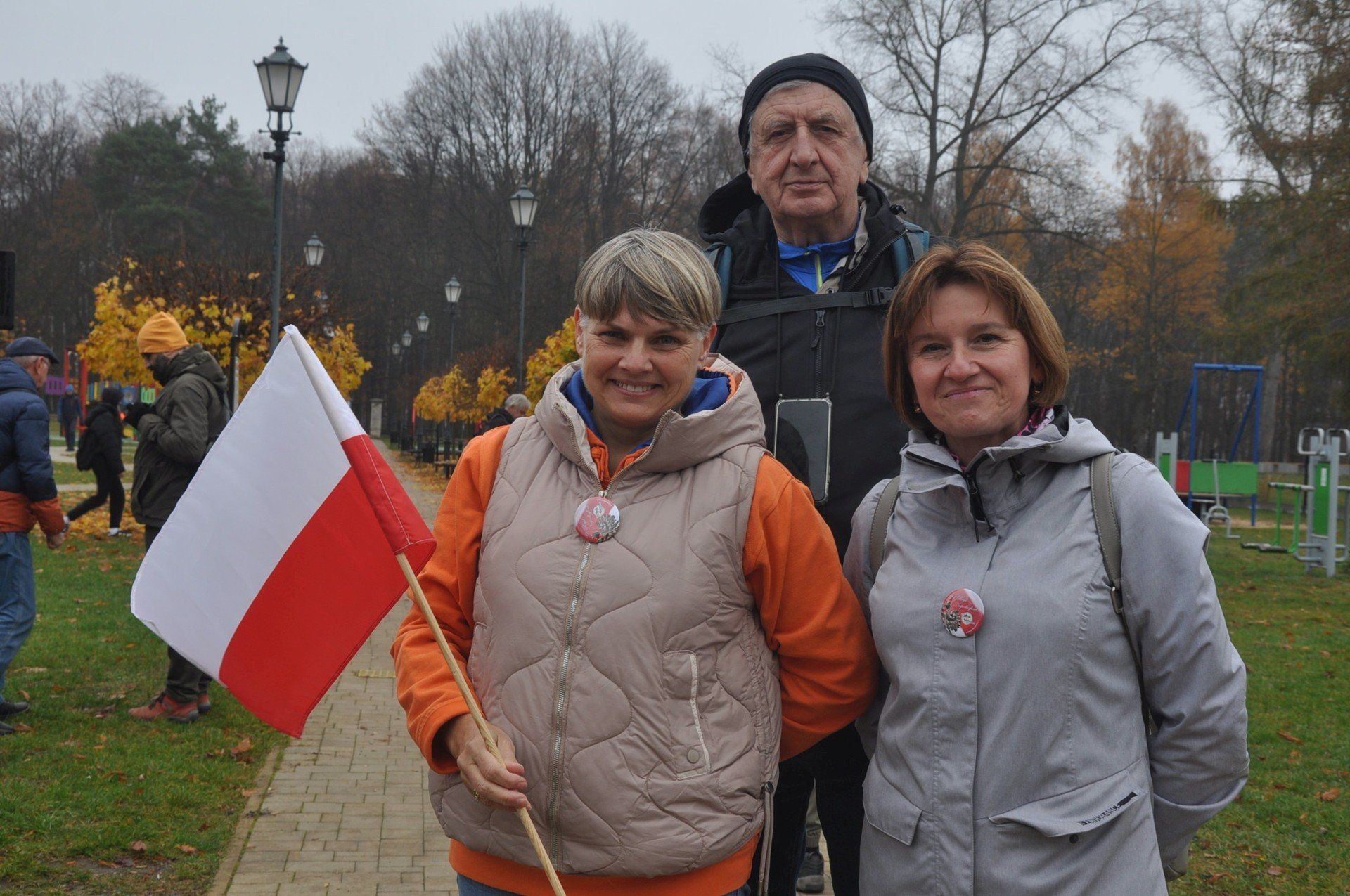 29 Rajd Niepodległości PTTK wyruszył z Końskich. Wiele osób wędrowało z polskimi flagami