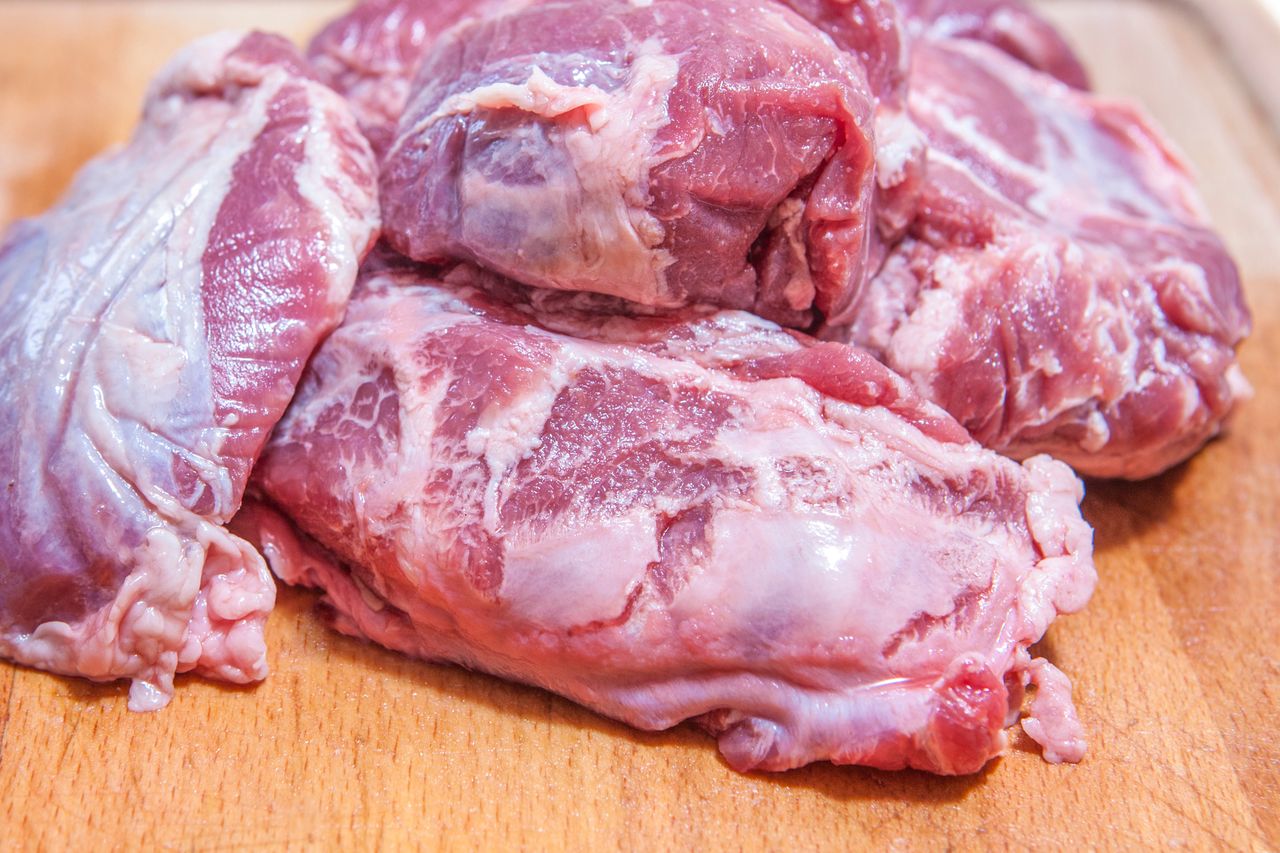 Mało kto przygotowuje to mięso w domu, a jest mięciutkie i soczyste. W dodatku napakowane białkiem i żelazem