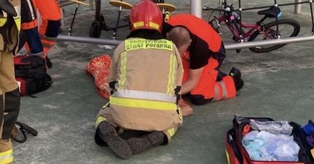 Groźny wypadek na karuzeli. Nieprzytomny 11-latek na placu zabaw w Staszowie