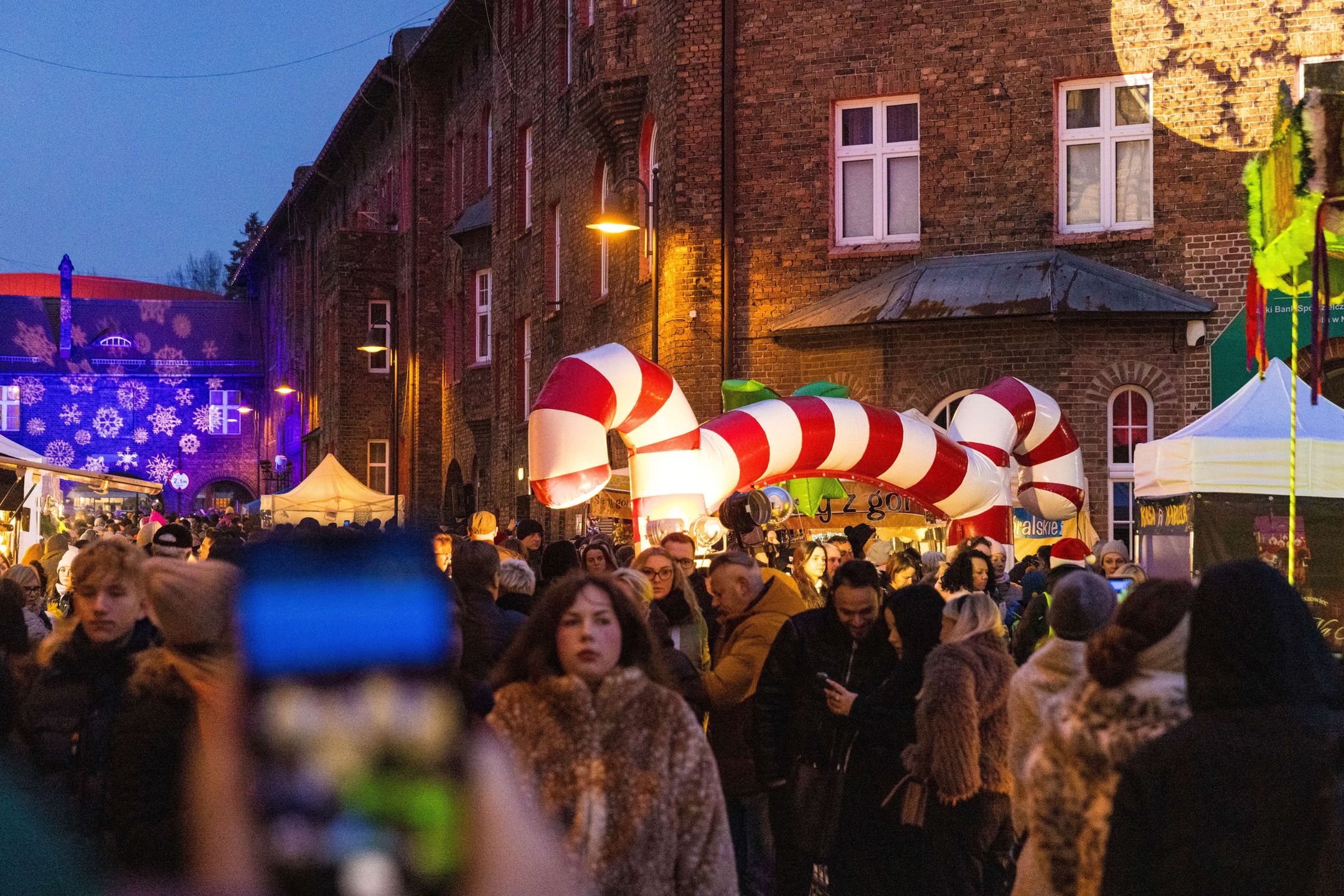 Katowice, 06.12.2025. Jarmark na Nikiszu, 6 bm. na katowickim zabytkowym osiedlu Nikiszowiec. Pokaz dronów oraz specjalne iluminacje świetlne są tegorocznymi nowościami wydarzenia, które tradycyjnie połączy kiermasz rękodzieła, lokalnych przysmaków i aktywności artystycznych. (aldg) PAP/Kasia Zaremba