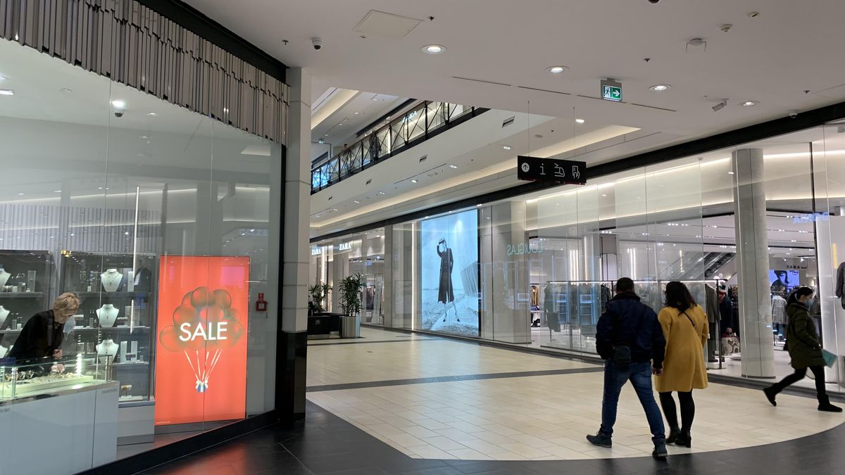 Ruch w galeriach może i jest spory - ale obroty handlowców drastycznie spadły. 