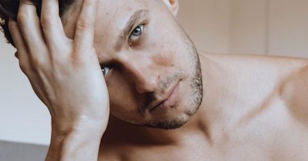 Mikołaj z "Love Isalnd" rozmyśla nad życiem i pozuje w samych majtkach
