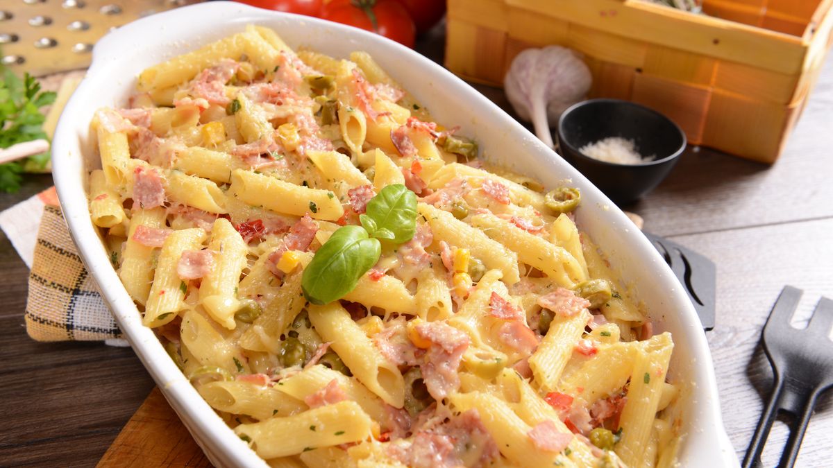 Zapiekanka z resztek wędlin to pyszny i tani pomysł na obiad