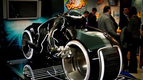 Zobacz rzeczywistej wielkości świetlny motocykl z filmu "Tron" 1