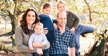 Są już świąteczne kartki brytyjskiej rodziny królewskiej! Meghan i Harry postawili na nietypową wersję... (FOTO)
