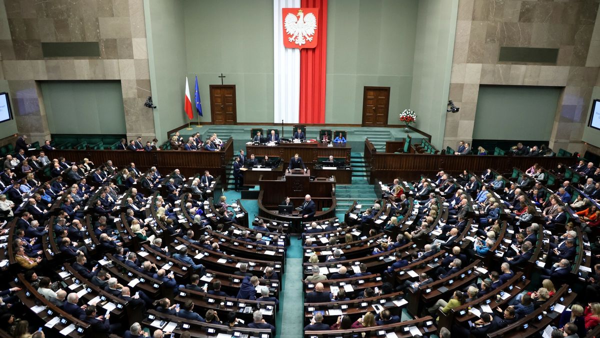 27. posiedzenie Sejmu X kadencji
Fot. Wojciech Olkusnik/East News, Warszawa, 24.01.2025. 27. posiedzenie Sejmu X kadencji. Poslowie maja glosowac nad projektem zmian w ustawie o wykonywaniu mandatu posla i senatora, tzw. lex Romanowski, oraz nad projektem ustawy incydentalnej o rozpoznawaniu przez Sad Najwyzszy spraw dotyczacych m.in. wyborow prezydenckich.
Wojciech Olkusnik