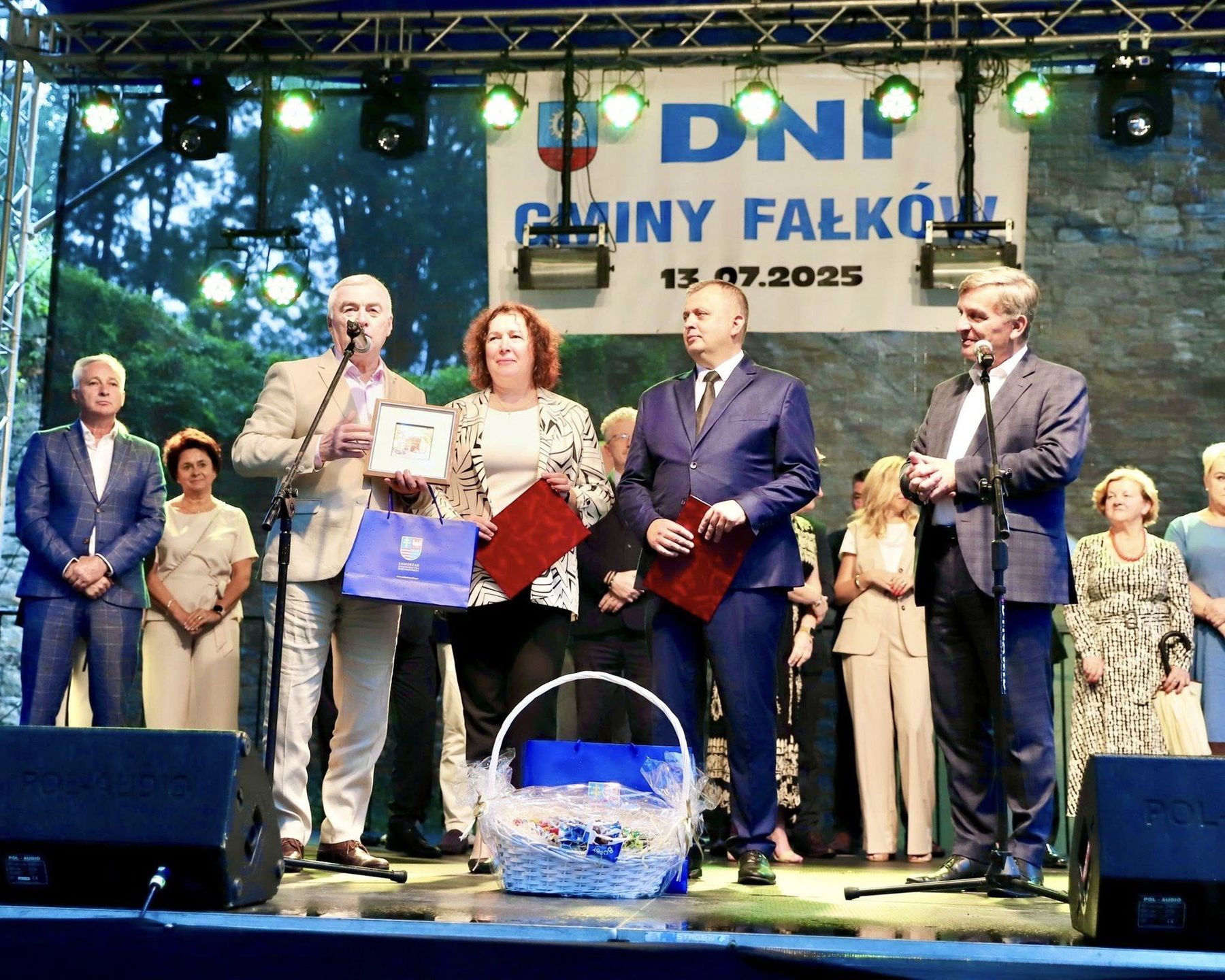 Niedzielne Dni Fałkowa. Powitanie gości przez zastępcę wójta Krzysztofa Bajora i sekretarz gminy Annę Wajnberger. Obok członek zarządu województwa Andrzej Pruś i przewodniczący Sejmiku Województwa Świętokrzyskiego Andrzej Bętkowski. 
