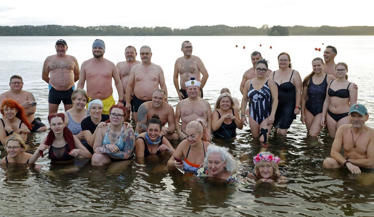 Grudziądz: Morsy rozpoczęły sezon kąpielą na plaży miejskiej