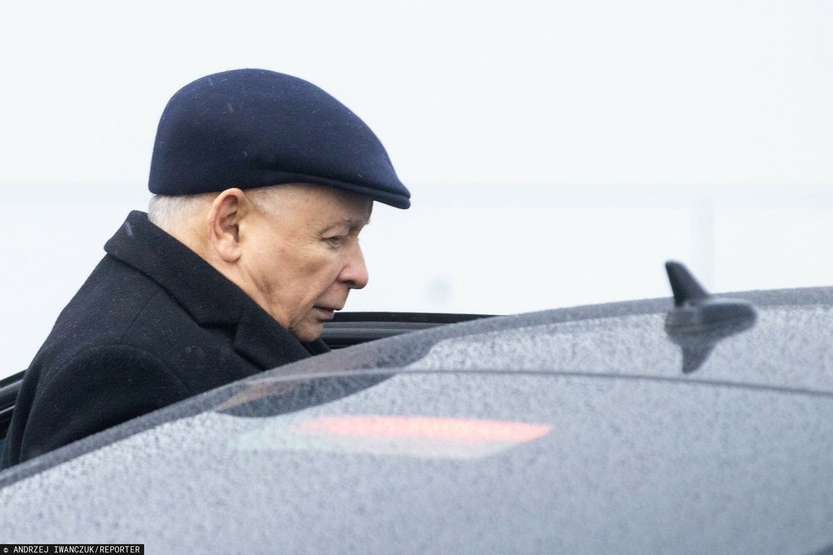 Tajeme spotkanie Jarosława Kaczyńskiego. W ręku miał białą świecę
