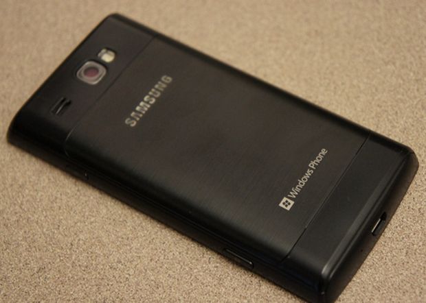 Samsung Omnia W pozuje do zdjęć w realu 2