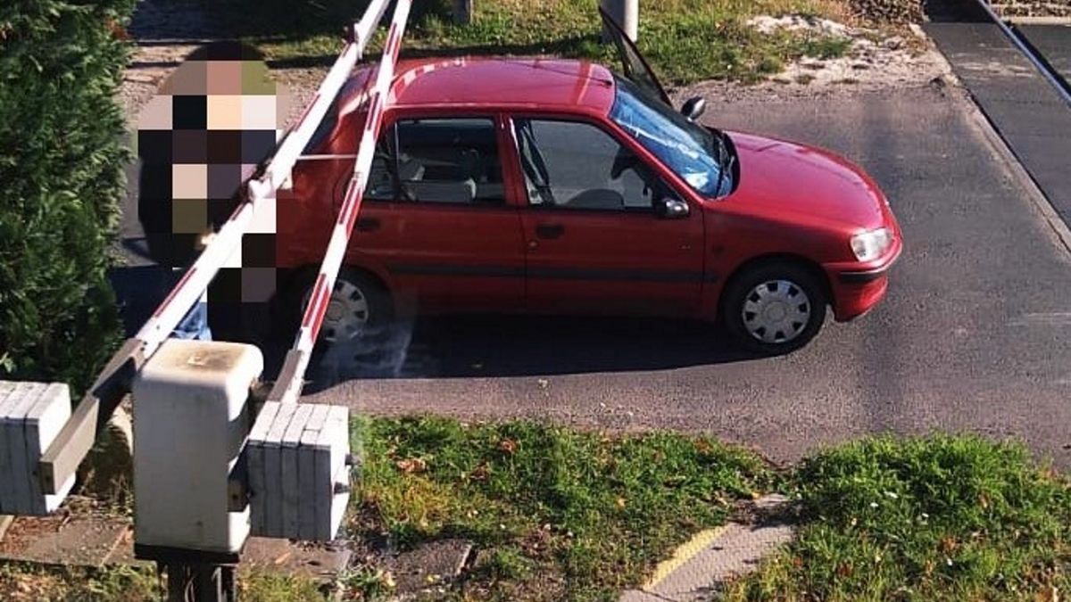 Staruszek utknął pod rogatkami