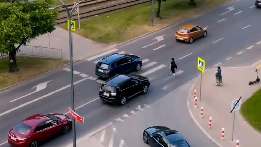 To najczęstszy scenariusz. Kierowca na lewym pasie nie zwraca uwagi na prędkość auta na prawym. Za wyprzedzanie i omijanie przed przejściem można otrzymać mandat w wysokości 1500 zł