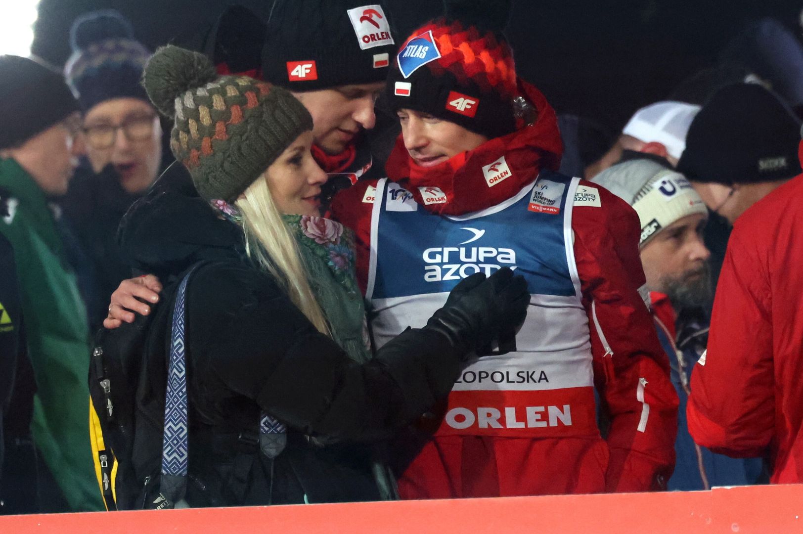 Zakopane, 21.01.2024. Polak Kamil Stoch (P) z żoną Ewą Bilan-Stoch (L) podczas zawodów Pucharu Świata w skokach narciarskich, 21 bm. w Zakopanem. (js) PAP/Grzegorz Momot