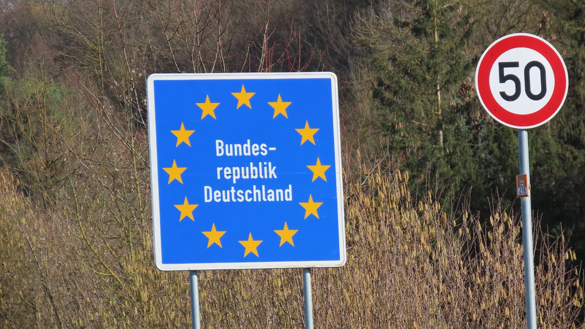 german, border, small, road, blue, board, yellow, stars, text, bundesrepublik deutschland, road sign, speed limit, 50 km/h, early, spring, country, europe, federal, republic, green, highway, nature, transport, travel, traffic, symbol, sunshine, state, street, red, prohibitory, information, outdoor