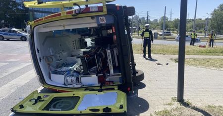 Wypadek z udziałem karetki. Pacjent i ratownicy w szpitalu