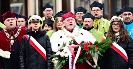 Z kwiatami dla patrona. Święto na Uniwersytecie Mikołaja Kopernika