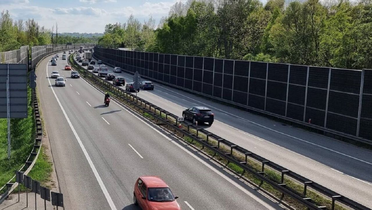 Samochód, który uległ awarii, można postawić na pasie awaryjnym. Jeśli sami nie damy rady go naprawić, należy wezwać pomoc drogową