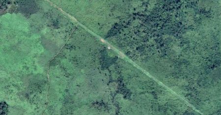 Z nudów przeglądali mapy Google. Zobaczyli pas startowy pośród niczego