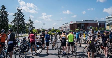 Wielki piknik rowerowy – zbiórka pod galerią handlową. Będą kręcić kilometry po zdrowie!