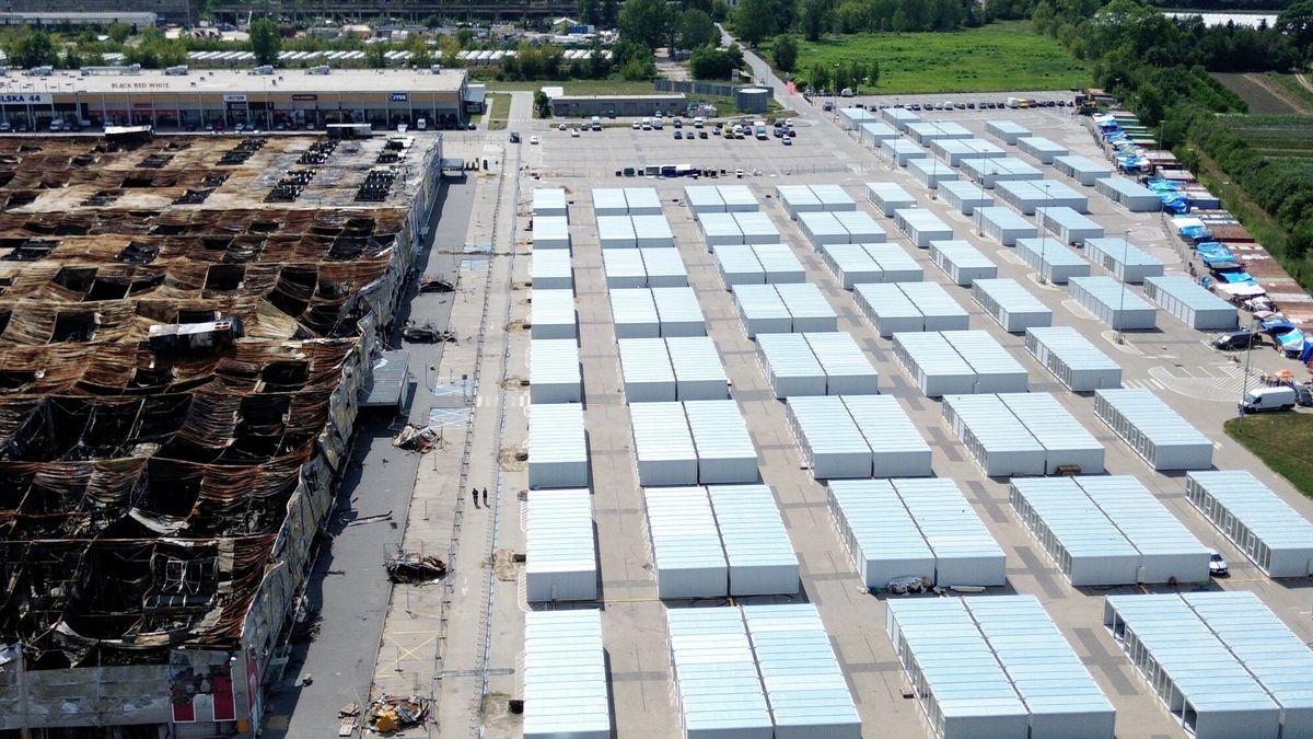 Kontenery na Marywilskiej z lotu ptaka
Fot. Wojciech Olkusnik/East News, Warszawa, 20.07.2024. Kontenery handlowe dla kupcow ze spalonej hali targowej przy Marywilskej 44. Docelowo na miejscu ma stanac 800 kontenerow. W czesci stoisk odbywa sie juz handel. Wiekszosc ma byc udostepniona kupcom do konca lipca.
Wojciech Olkusnik