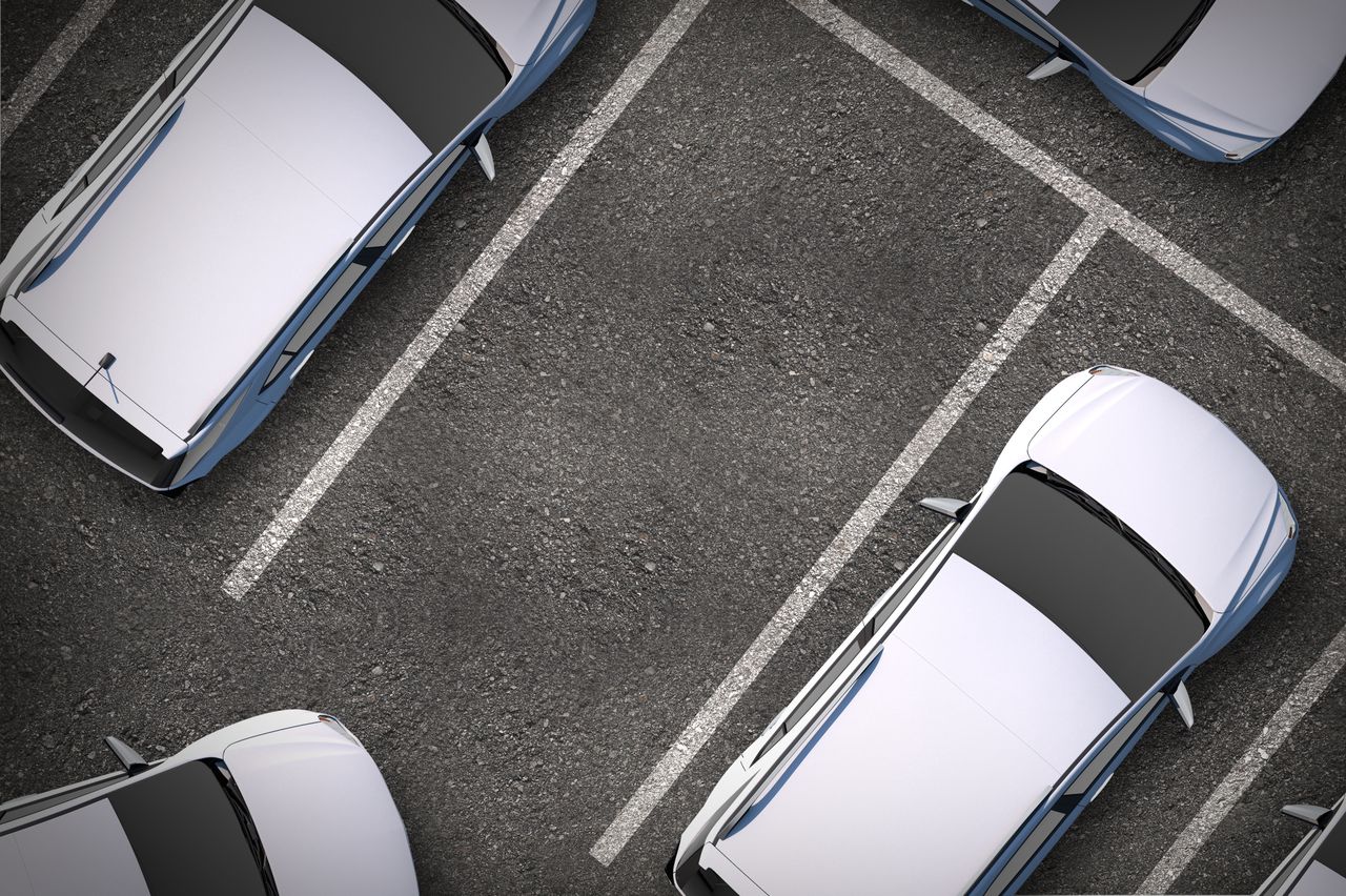 Bydgoszcz: Absurd w centrum. Na miejscach parkingowych przy ul. 20 stycznia stoją słupki