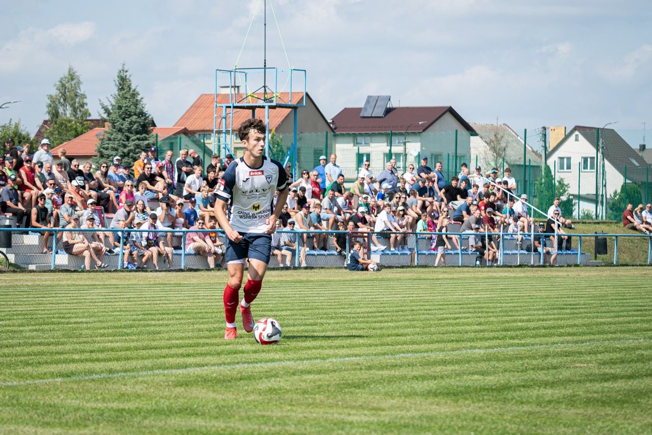 III liga. Beniaminek z Wasilkowa pokonał rezerwy Legii, a Wigry zgasiła Znicz. Pierwsza porażka ŁKS Łomża i klęska Jagi II