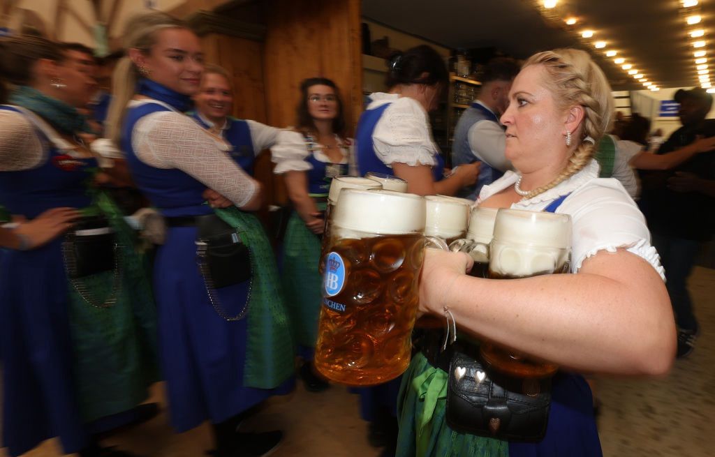 Kelnerki na Oktoberfest noszą nawet po 10 kufli jednocześnie