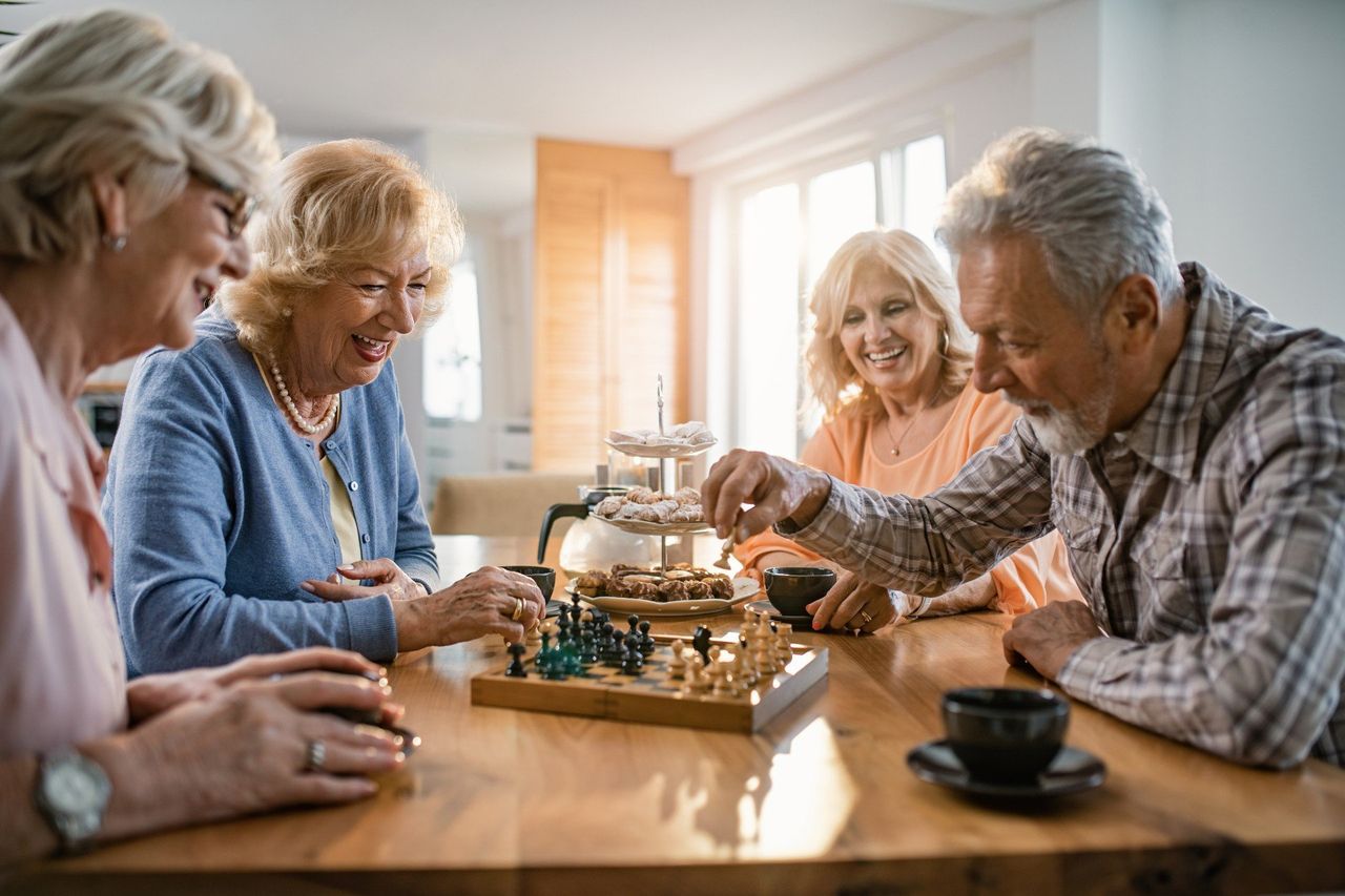 Kim jest senior? To zależy! Sprawdź granice wiekowe i przysługujące benefity