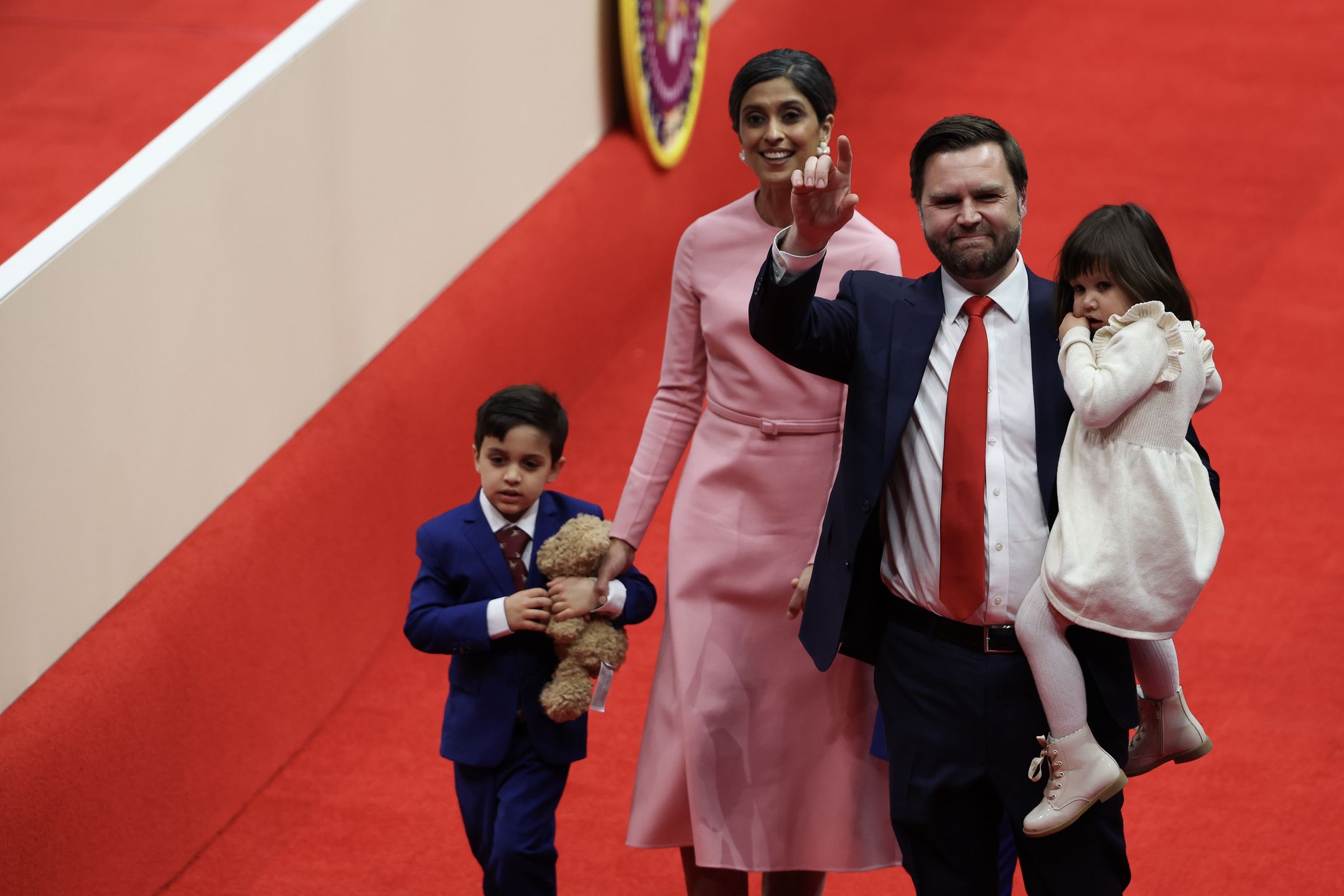 Usha i J. D. Vance z dziećmi