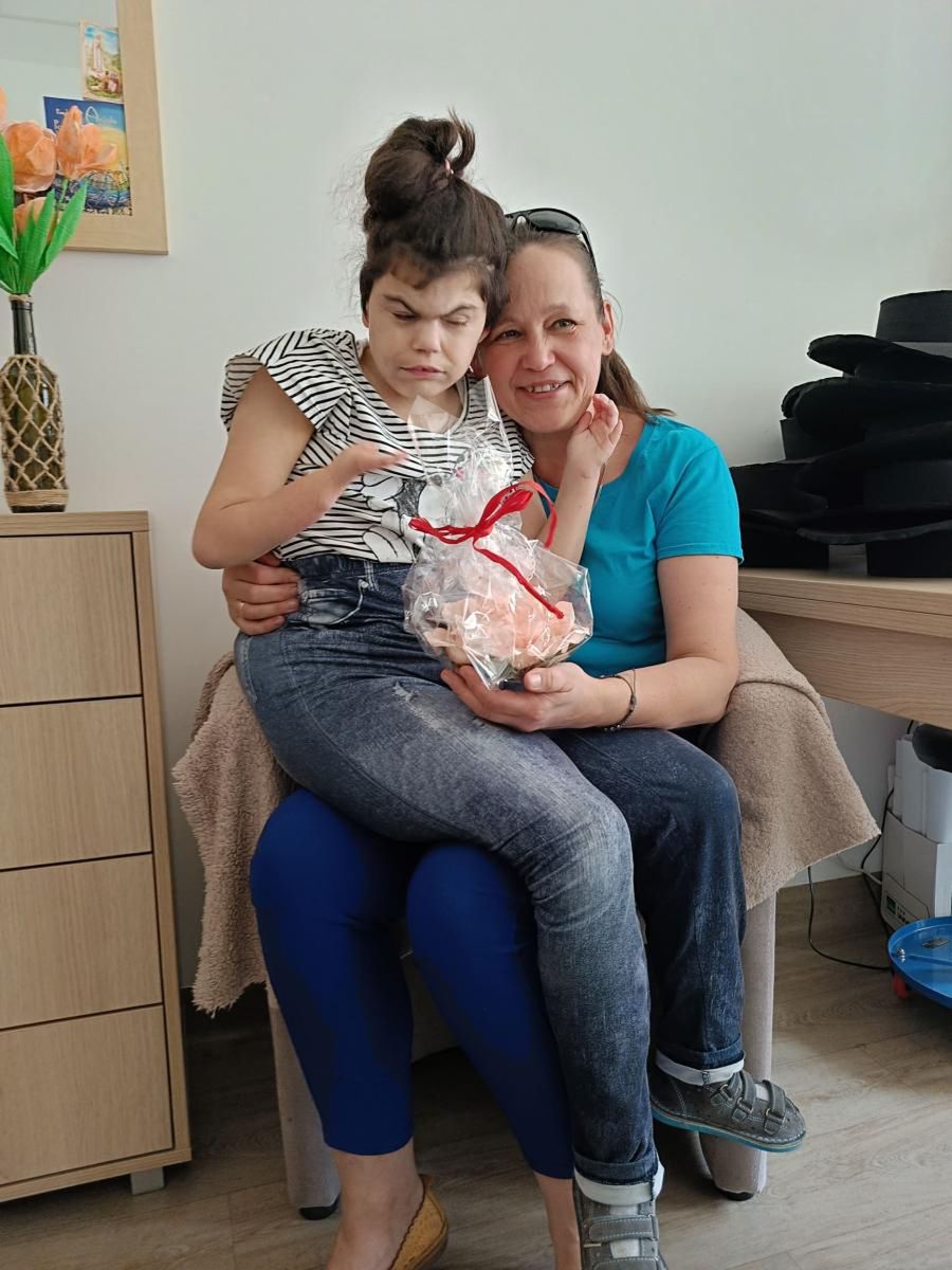 Ula czerpie radość z każdej chwili życia, tak trudnego, a jednak  potrafi być radosna i szczęśliwa.