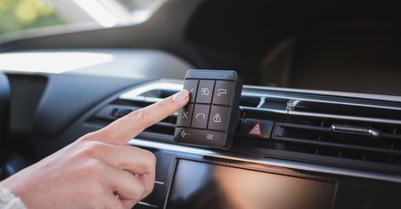 Yanosik XS – nowy komunikator bez ekranu. Aplikacja na smartfony nie jest zagrożona