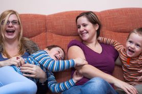 Mama, mama i trójka dzieci. Jak się żyje "tęczowym rodzinom" w Polsce?