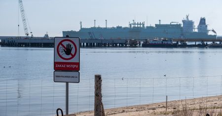 Świnoujski gazoport ze strefą ochronną. Zakaz wchodzi w życie o północy