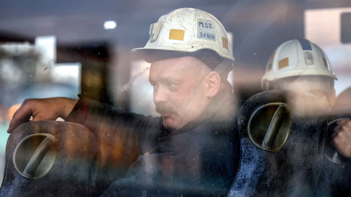 Wstrz?s w kopalni Zofi�wka
Fot. Andrzej Grygiel/East News,  Jastrzebie Zdroj (woj. slaskie), 23.04.2022. Wstrzas w kopalni Zofiowka w Jastrzebiu-Zdroju. W wyniku wstrzasu doszlo do uwolnienia do wyrobiska metanu. Poszukiwanych jest 10 gornikow.
N/z: ratownicy gorniczy
Andrzej Grygiel