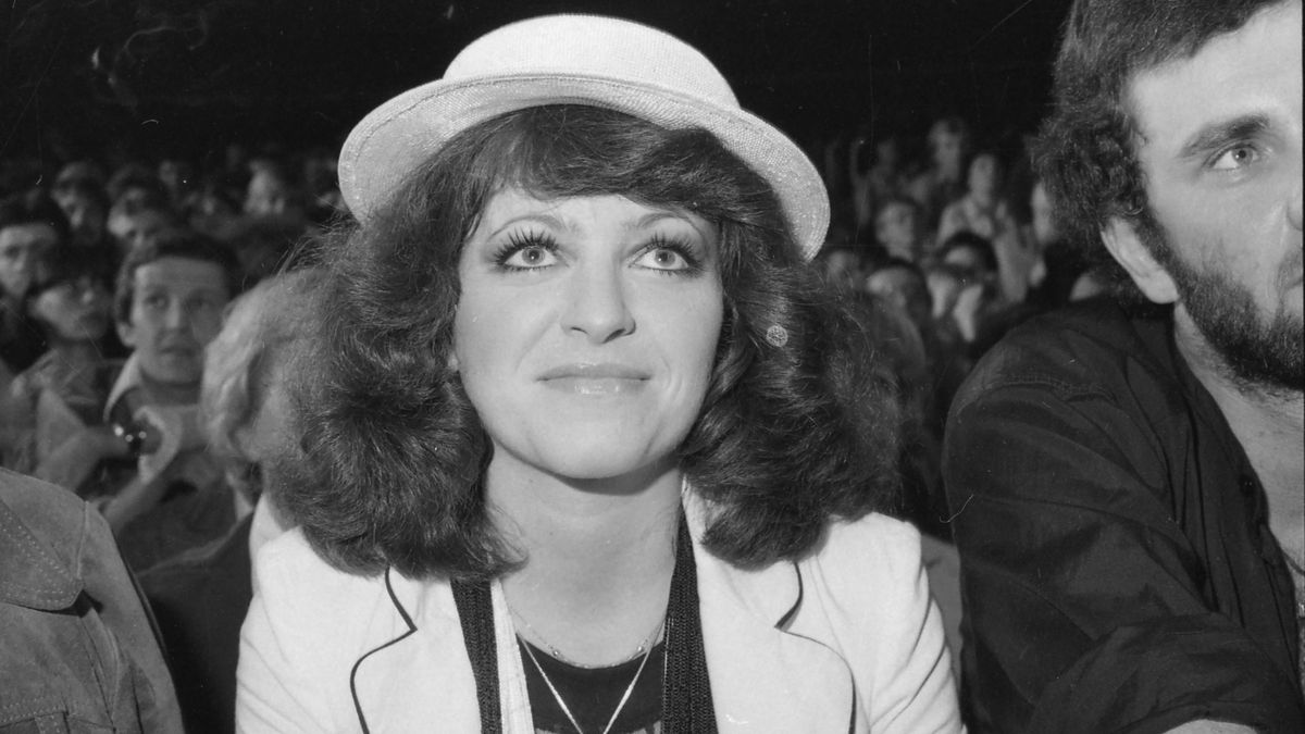 Anna Jantar
Opole 29.06.1979. XVII Krajowy Festiwal Piosenki Polskiej w Opolu. Na zdjęciu: piosenkarka Anna Jantar na widowni podczas koncertu Debiuty.
meg
PAP/Marek Broniarek
Marek Broniarek
Anna Jantar, artystka, festiwal, koncert, konkurs, kultura, lata 70, muzyka, muzyka popularna, piosenka, piosenkarka, portret, PRL, solistka, widownia, XVII Krajowy Festiwal Piosenki Polskiej, XVII Krajowy Festiwal Piosenki Polskiej w Opolu