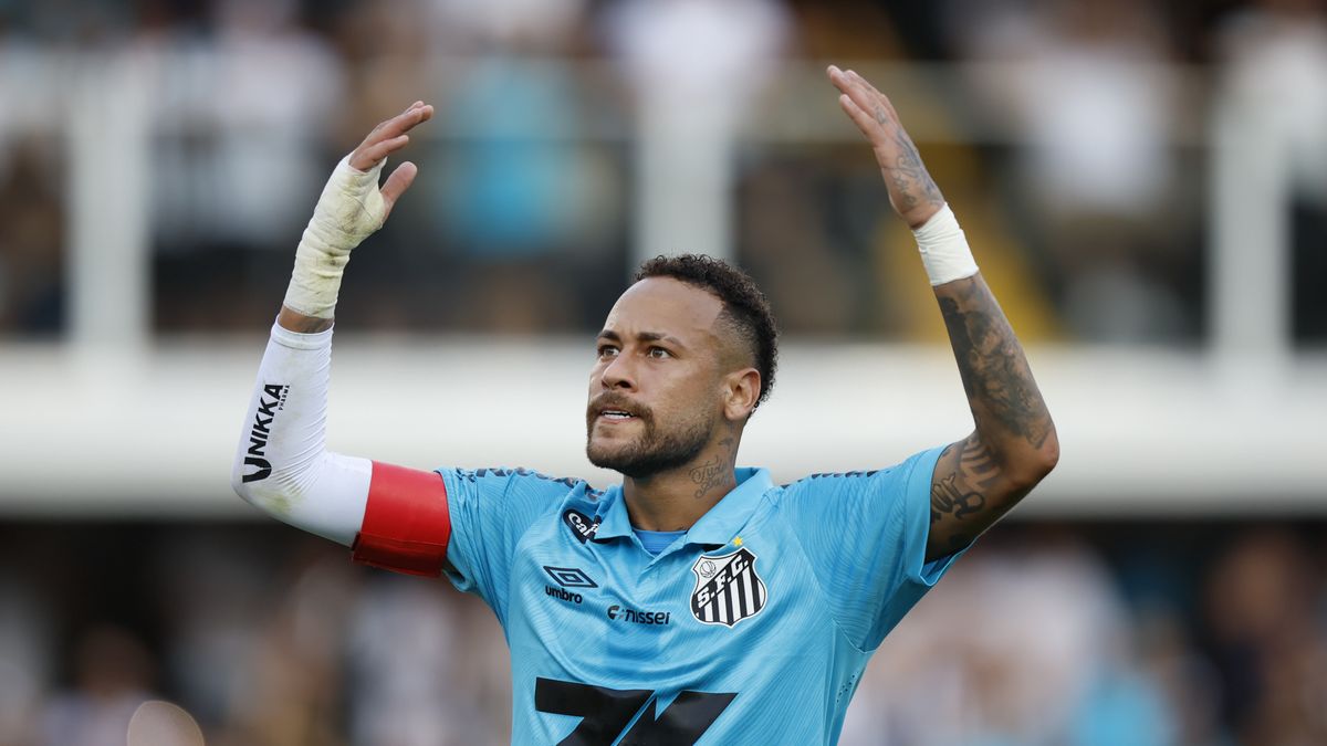 SANTOS, BRAZIL - JUNE 01: Neymar of Santos reacts during a match between Santos and Botafogo as part of Brasileirao 2025 at Urbano Caldeira Stadium (Vila Belmiro) on June 01, 2025 in Santos, Brazil. (Photo by Miguel Schincariol/Getty Images)