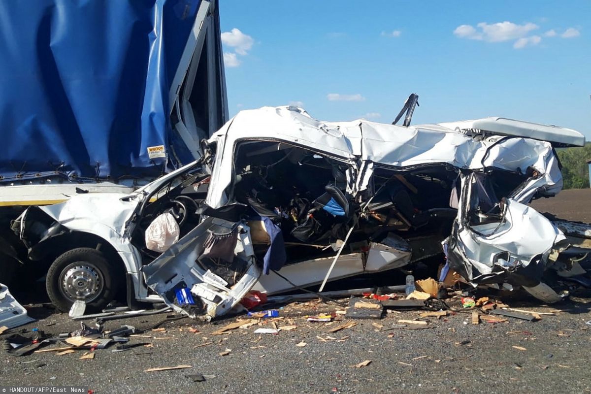 Szesnaście osób zginęło 21 sierpnia, gdy minibus zderzył się z dwoma ciężarówkami w obwodzie Uljanowskim w Rosji