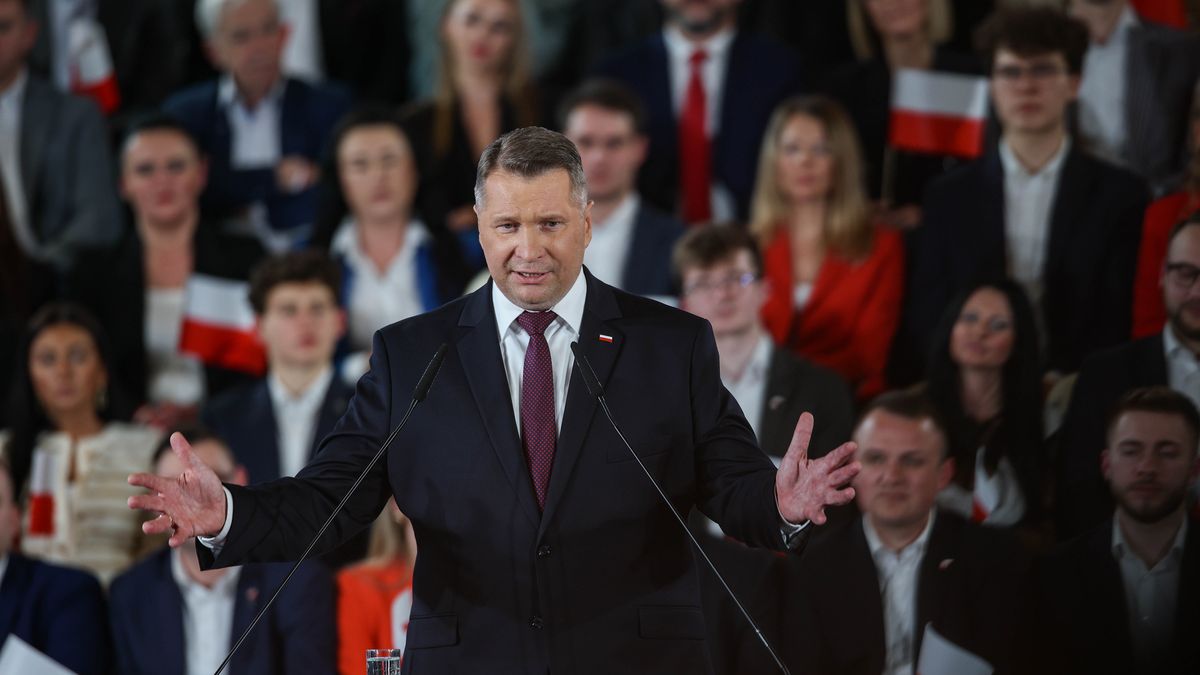 Kraków, 07.03.2026. Poseł PiS Przemysław Czarnek (C) podczas konwencji Prawa i Sprawiedliwości w Krakowie, 7 bm. Poseł PiS Przemysław Czarnek został kandydatem Prawa i Sprawiedliwości na premiera. (sko) PAP/Łukasz Gągulski