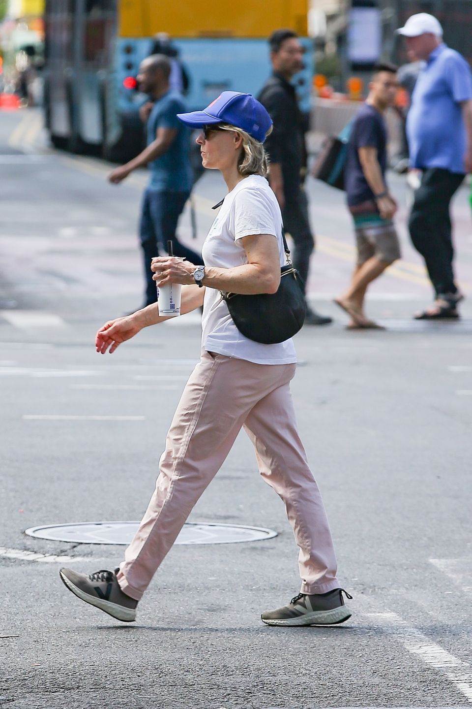 Jodie Foster "przyłapana" na spacerze