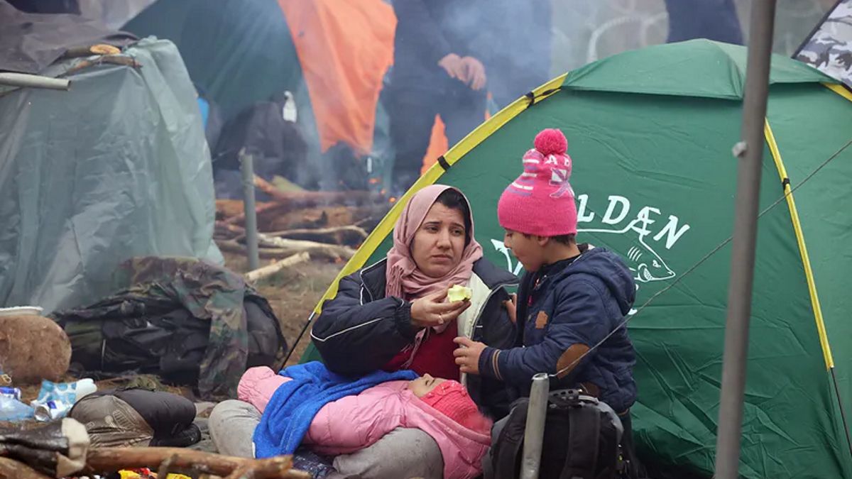 rodzina koczująca na granicy