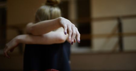 Influencerka dokonała samookaleczenia na wizji. Ekspertka radzi, jak rozmawiać o tym z dzieckiem